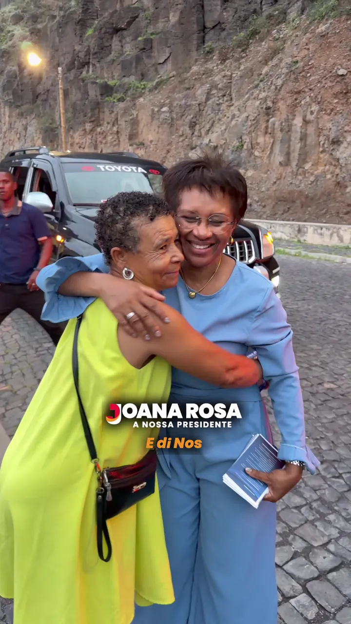 Joana Rosa abraçada a uma apoiante, as duas a sorrir